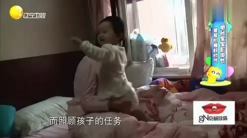 宝宝早上起来就献表情包,呆萌可爱的模样,真是太让人喜欢
