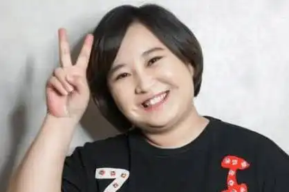 找贾玲拍美食广告太值别人都摆拍,而贾玲啃鸡腿表情让人狂咽口水
