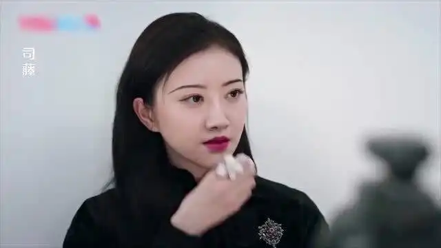 天不怕地不怕的司藤,去拍证件照,这小表情太逗了
