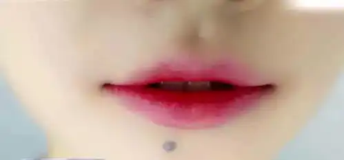 口红很贵姑娘只用了1支口红画出了8种唇色超省钱
