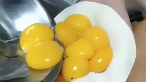 见识一下高手怎样包包子的,这手法,看得我是自愧不如
