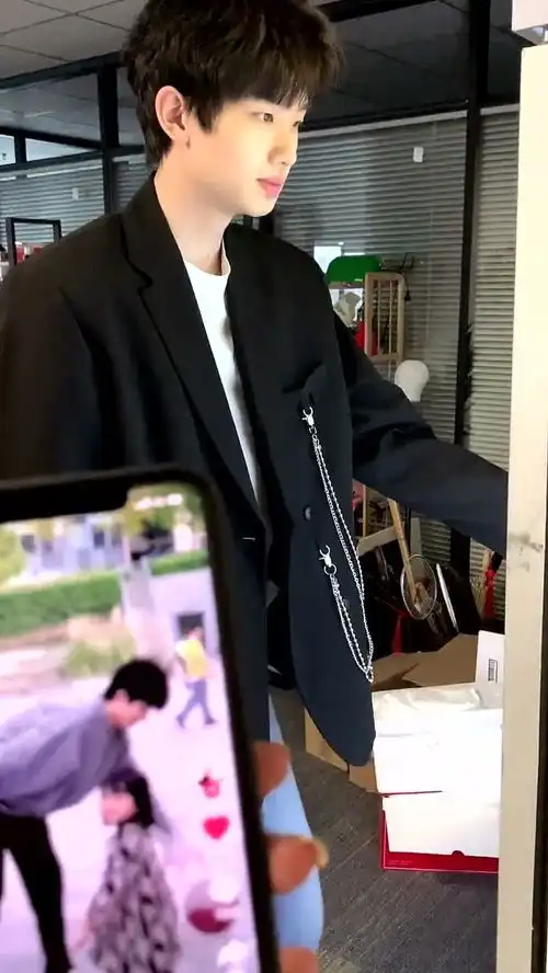 人人都爱迪迦,可我们家舅舅是铠甲勇士得带小朋友玩,他不能变身成迪迦
