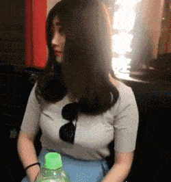 搞笑gif段子通过姑娘的这个表情就能看出来
