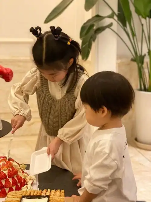 章子怡挑战尾波冲浪摔出表情包,汪峰视角下吐舌灿笑少女感十足
