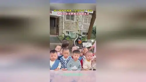 幼儿园老师推着宝宝巴士遛娃,萌娃们安安静静又表情各异
