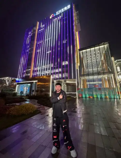 csgo茄子现身三只羊集团,即将开播疯狂小杨哥继续向电竞圈发展
