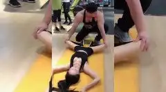 给美女当健身教练可不容易看教练的表情就明白
