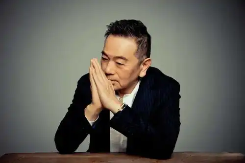 要钱不要脸晚节不保65岁老戏骨被骂哭网友就许你们哥哥赚钱直播
