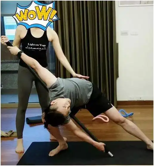 苏有朋晒瑜伽照,事实证明男人练起瑜伽来没女生什么事

