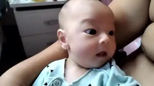 奶爸抱着宝宝睡觉,谁知小家伙越来越精神,这模样都快成表情包了
