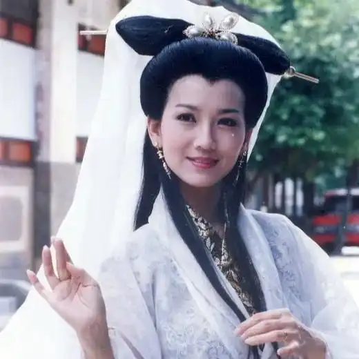 70岁赵雅芝穿搭真大胆,打扮少女却被嘲扮嫩,中老年女明星不容易
