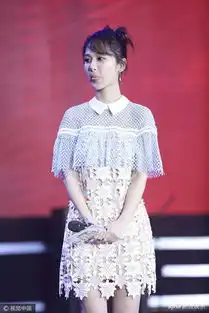 组图杨紫镂空裙秀纤细小腿鼓脸吐舌表情包不断
