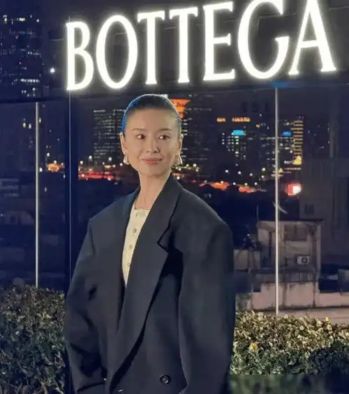 郭晶晶出席活动露怯,拎3万元包包不会用,表情尴尬太紧张
