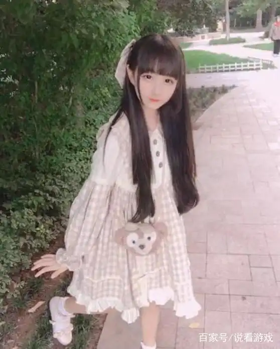 抖音小萝莉意外走红,迷死人的超长辫子,网友糟糕是心动的感觉