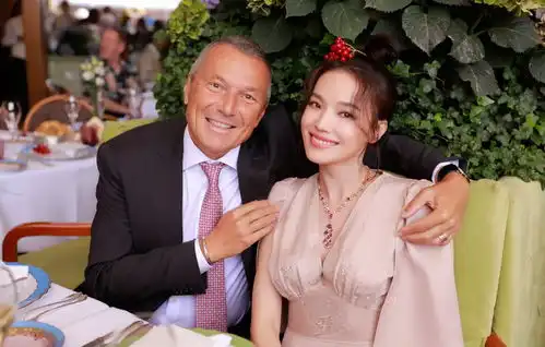 舒淇深v性感,胸前直接穿成八字形,孔雀吊坠位置亮了
