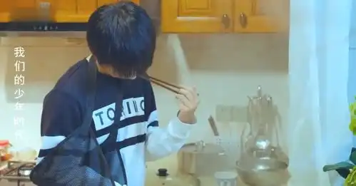 邬童正煮面突然后面出现一个人,吓得鸡蛋碎一地,这小表情有趣

