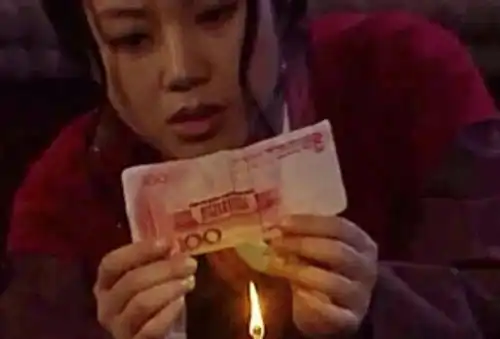 人前洛丽塔小甜妹,人后无能狂怒boss,年纪轻轻怎么两幅面孔呢
