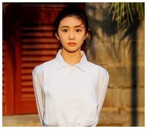 张艺谋鉴别眼光新谋女郎飞凡气质独特,倪妮同框闪耀
