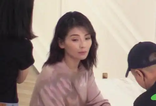 刘涛赚钱养家累垮深夜开工困到睁不开眼,花容失色疲惫不堪
