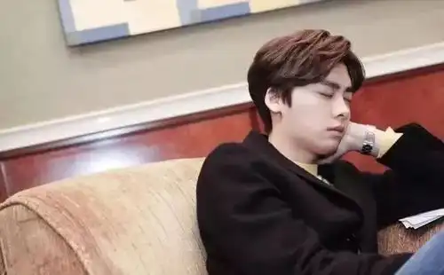 明星睡姿大比拼,小s神同步,蔡徐坤妖娆,王俊凯承包我一年笑点
