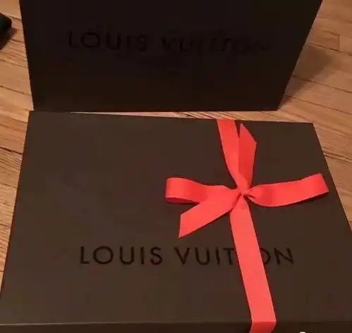 男朋友为了让我早睡,每天给我送一个gucci或lv
