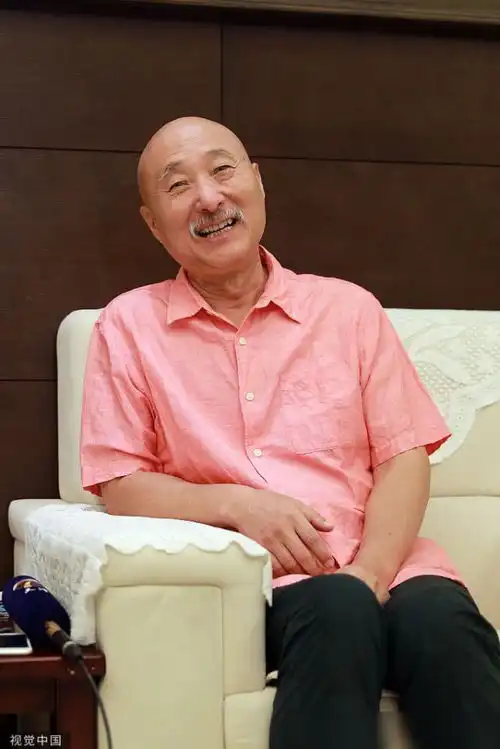 陈佩斯现身光头白须喜感十足,与杨立新同框笑容可掬

