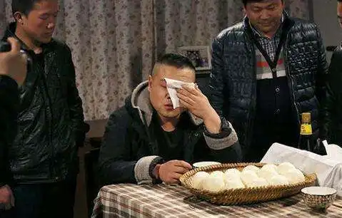 岳云鹏给父亲扫墓,表情严肃认真,一片孝心打动众网友