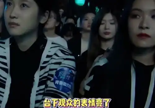 刘浩存夺得最受学生欢迎奖,台下学生表情火了,学生怎么不算呢