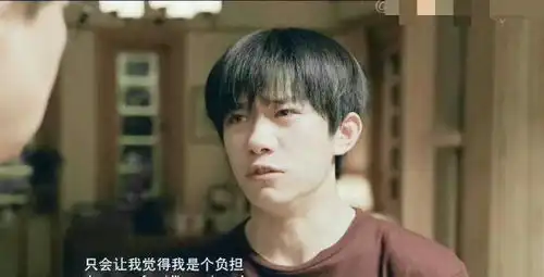 易烊千玺新电影台词用力过猛撅着嘴巴演戏,细节处理超走心

