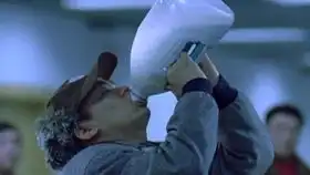 人在囧途王宝强真是人才啊,这喝奶的气势,谁与争锋
