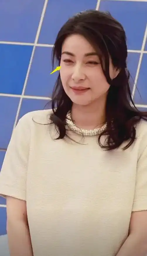 郭晶晶出席活动露怯,拎3万元包包不会用,表情尴尬太紧张
