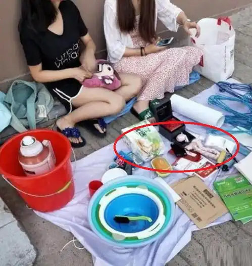 搞笑gif妹子摆摊注意下影响吧,这么隐私的东西拿出来不合适吧
