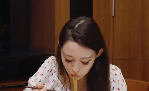 吉娜一口吃掉一个灌汤包,谁注意郎朗下意识的反应表情太真实了
