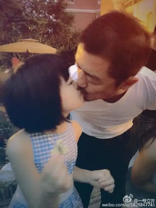 王菲太忙疑似李亚鹏新女友陪李嫣过生日
