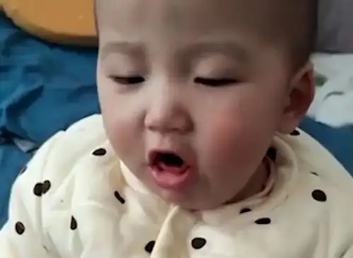 贵州一妈妈给萌娃闻自己袜子,萌娃表情亮了网友有点不地道
