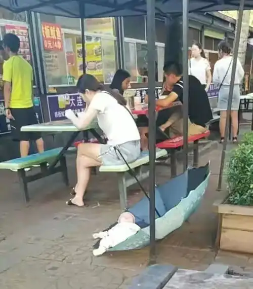 搞笑gif他这是在偷拍我吗,为什么是这种表情
