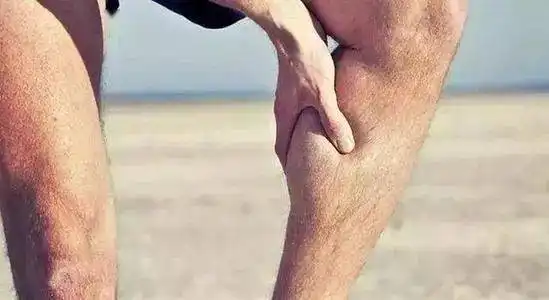 腿脚总抽筋,不一定是缺钙,还可能是因为
