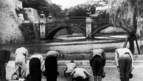 1945日本投降大溃败时的照片,有日军不服被乱枪打死
