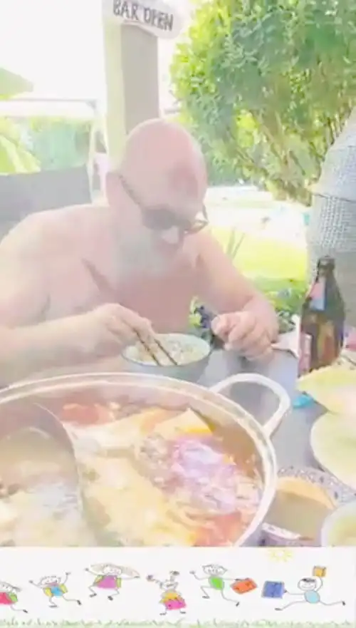 奥地利老外挑战吃鸡爪,老婆这个表情,是有多嫌弃他

