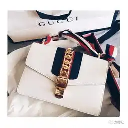 男朋友为了让我早睡,每天给我送一个gucci或lv
