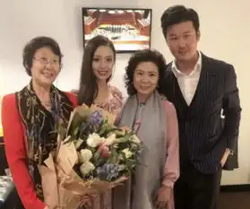 郎朗携爱妻爱丽丝回家乡,却意外暴露父母的住房,最起码是别墅
