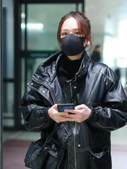 40岁陈乔恩戒不掉少女心,皮衣配黑裤,姐姐真是又酷又撩啊
