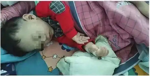 孩子生病,妻子在医院焦急等待,他却在
