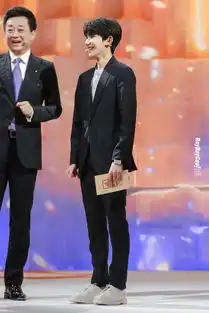 组图王源信中国穿西装读信眼神清朗温润小表情可爱

