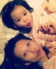 蔡少芬和女儿吐舌搞怪自拍比剪刀手表情逗趣
