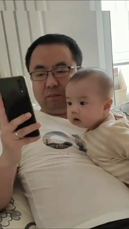 爸爸宝宝孟婆快来看你的汤兑水,这件事瞒不住了下个小表情太可爱了
