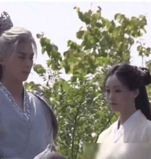 王鹤棣突然对祝绪丹上演摸头杀,女方表情谁注意像极了爱情
