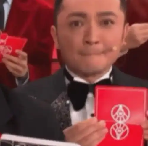 冲上热搜尼格买提春晚穿帮瞬间惊现,脸色巨变快哭了
