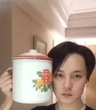 笑出眼泪的明星买家秀,鹿晗表情亮了,笑到停不下来
