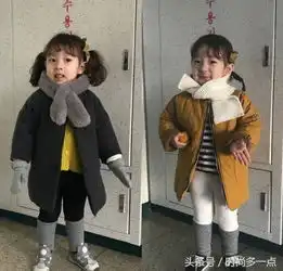 调皮搞怪表情,再加上可爱外表,穿上一身时尚的衣服,简直萌翻了
